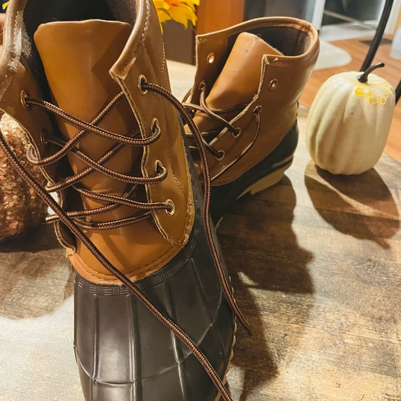Brown duck boots 🦆 size 6/7 woman’s - Picture 1 of 3